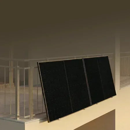 Balkonkraftwerk mit zwei Solarmodulen auf Balkon
