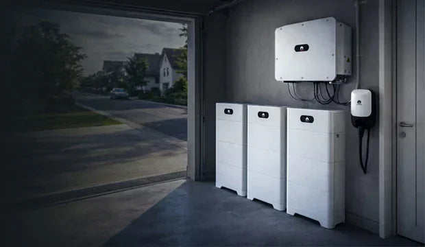 Solarspeicher und Wechselrichter im Haus installiert